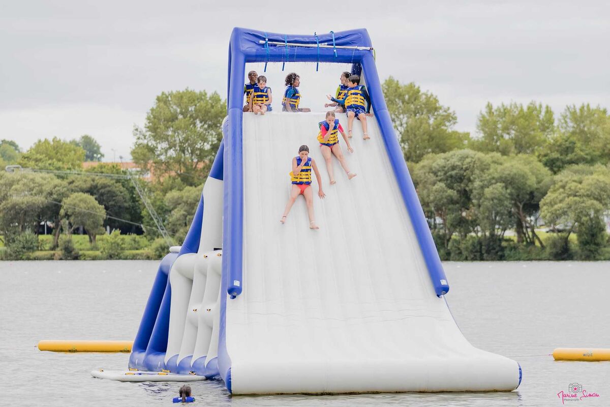 Aquapark Aventure: aufblasbarer Parcours auf dem Saint-Renan-See