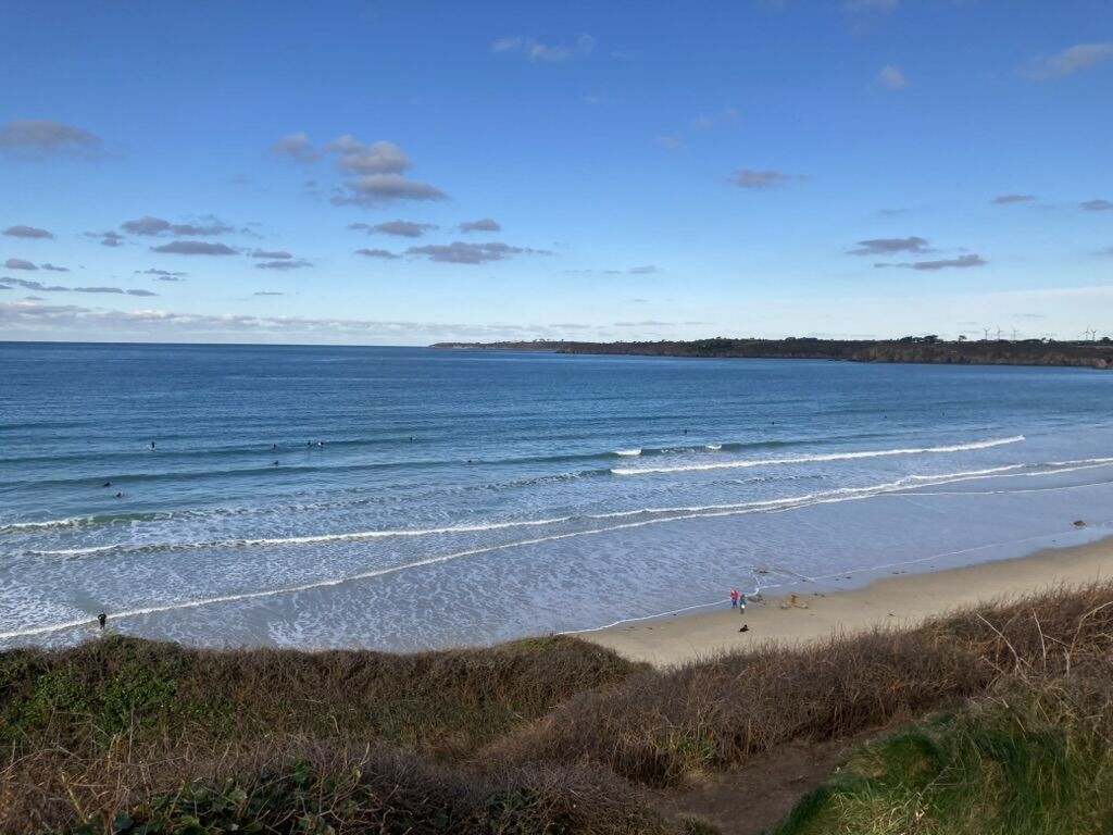 La plage des Blancs Sablons près du Conquet, surfeurs au large