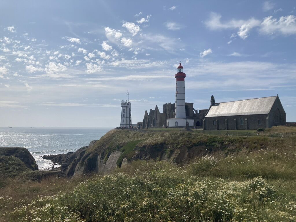 La pointe Saint-Mathieu, son phare rouge et blanc et les ruines de l'abbaye