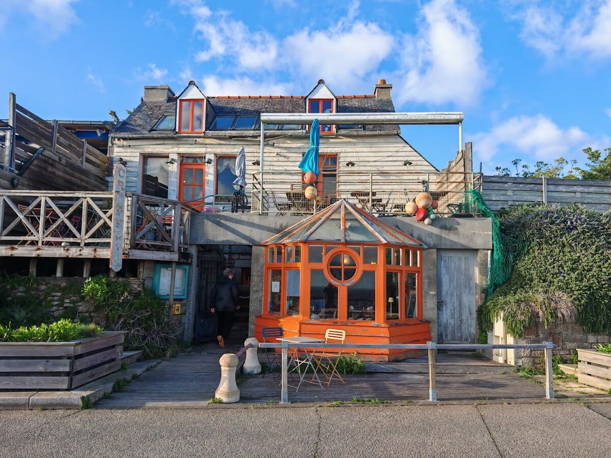 La Cormorandière, Holzfassade mit bunter Veranda