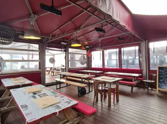 Crabe et maillet en bois au restaurant Le Crabe Marteau à Brest