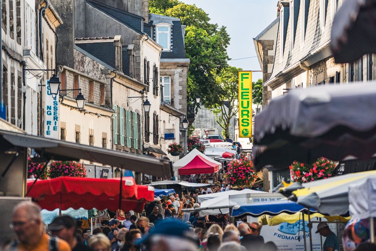 Der Markt von Saint-Renan am Samstagmorgen, belebte Gasse