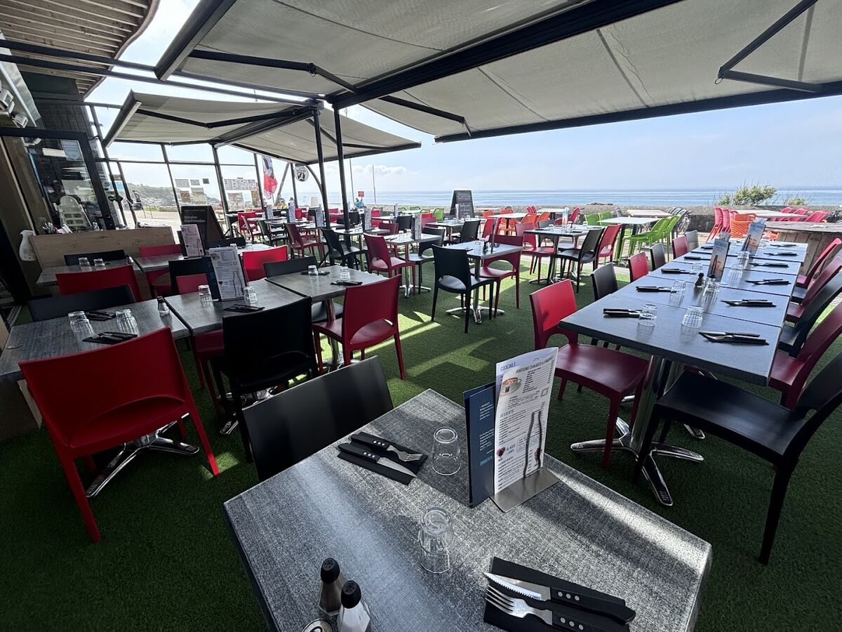 Die Terrasse von Mille Sabords mit Meerblick
