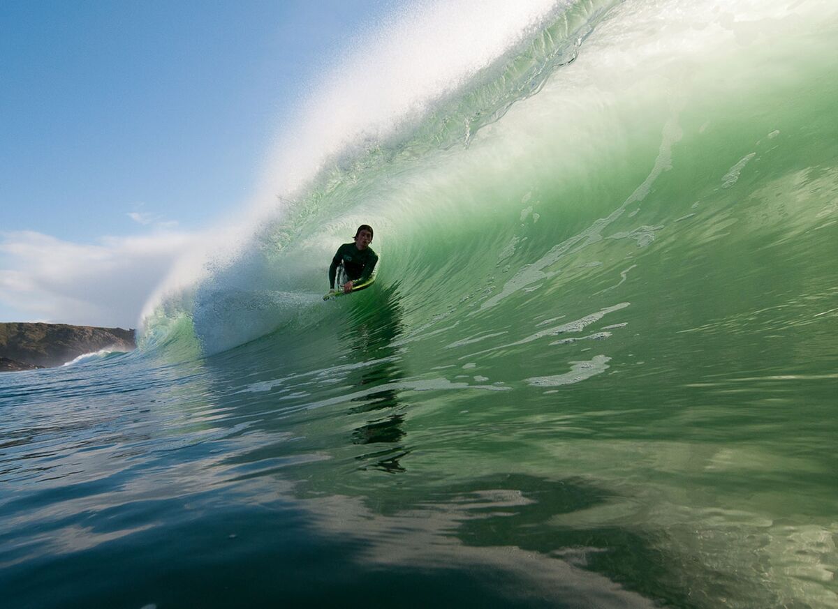 Bodyboarder in einer grünen Wellenröhre an der Plage du Minou