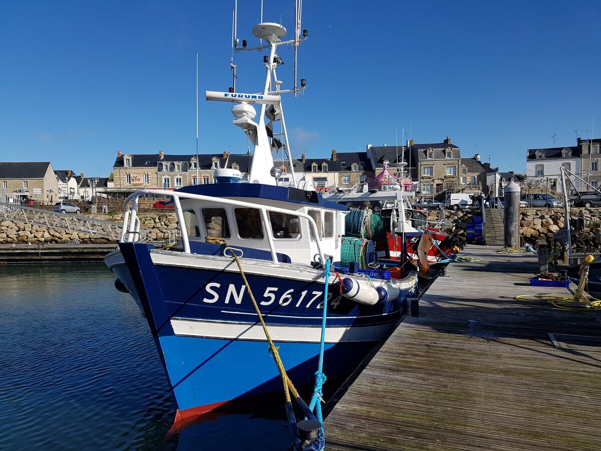 Fischerboot am Hafen von Le Conquet, blau-weiß am Kai