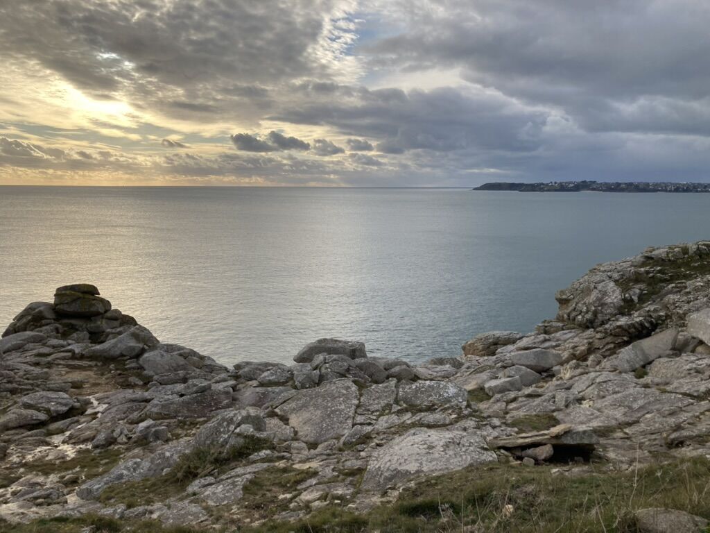 Rochers de granit et ciel d'orage sur le GR34