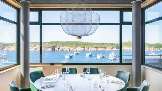 La salle panoramique du restaurant Sainte-Barbe, baies vitrées sur le port du Conquet