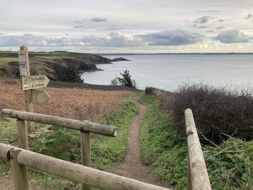 Panneau GR 34 sur le sentier côtier, descente vers la mer