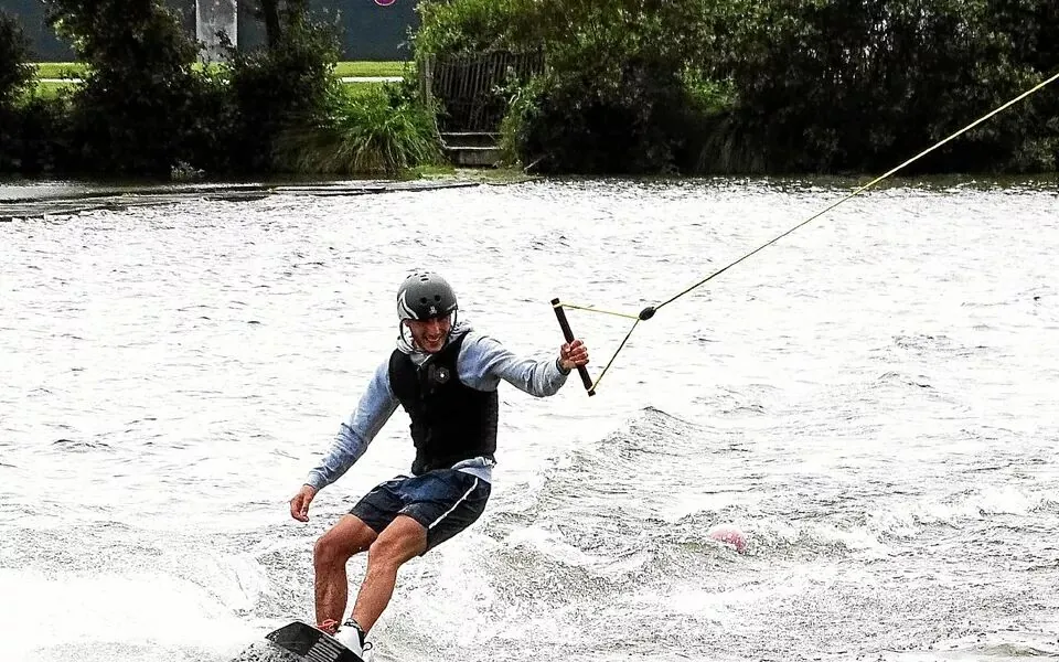 Wakeboarder tracté par câble sur le lac de Saint-Renan