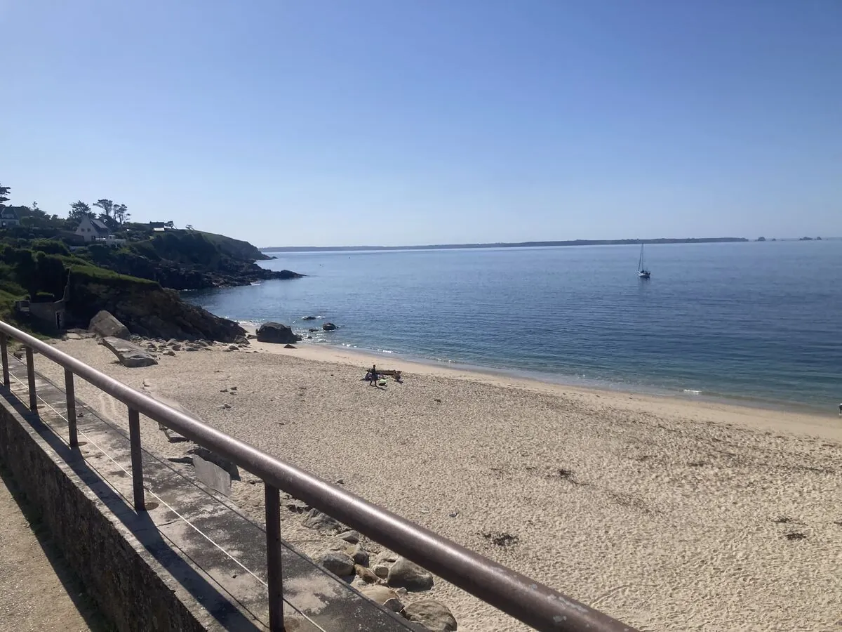 La plage de Tregana, sable blond et eau translucide, un voilier au mouillage
