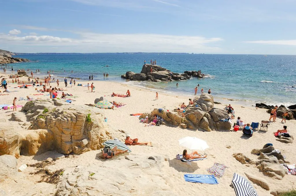 La plage du Portez, crique de sable abritée entre les rochers