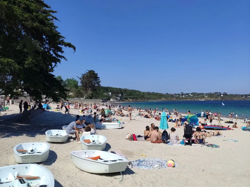 La grande plage de sable fin du Trez Hir, animée un jour d'été